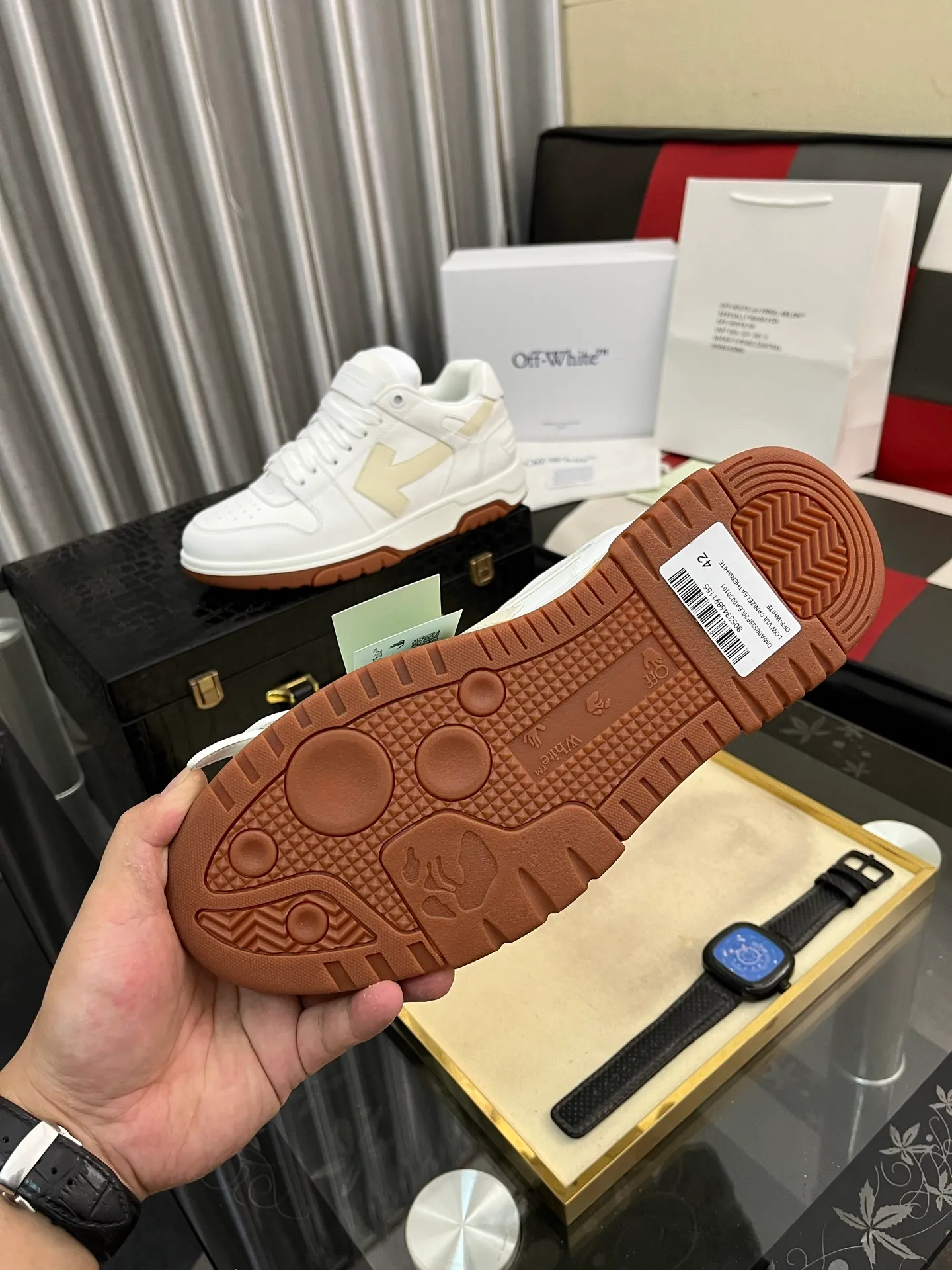 Men's shoes 💰600⌚️⌚️ OFF-White C/O VirGil Abloh fashionable and versatile casual shoes. Exclusive first release of the new model. Made of environmentally friendly cowhide leather and mesh fabric upper material. The insole is embedded with foam cushioning EVA material. The correct midsole is equipped with EVA lightweight cushioning. External tooth nail rubber outsole. The correct accessories can be customized simultaneously. Women's model: 35-40 Men's model: 39-45